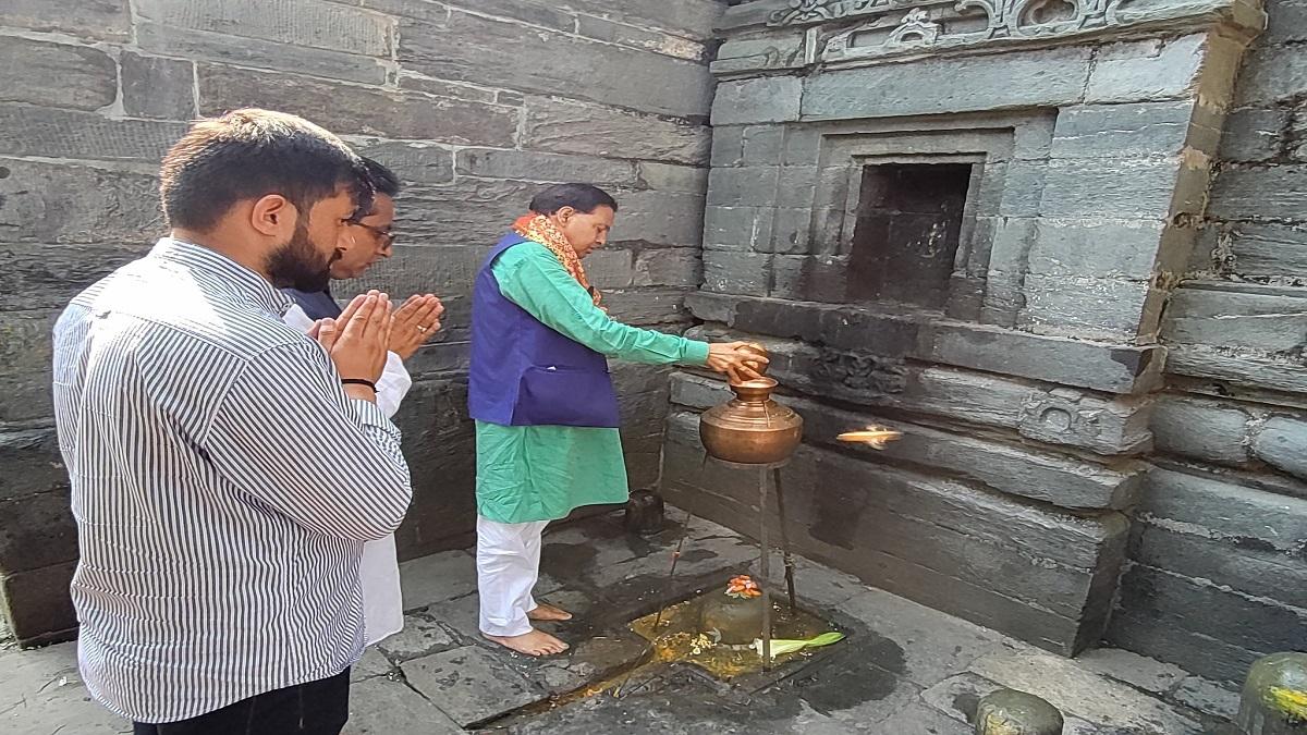 गोपेश्वर (चमोली) में गोपीनाथ मंदिर में दर्शन करते चंदन राम दास- फाइल फोटो