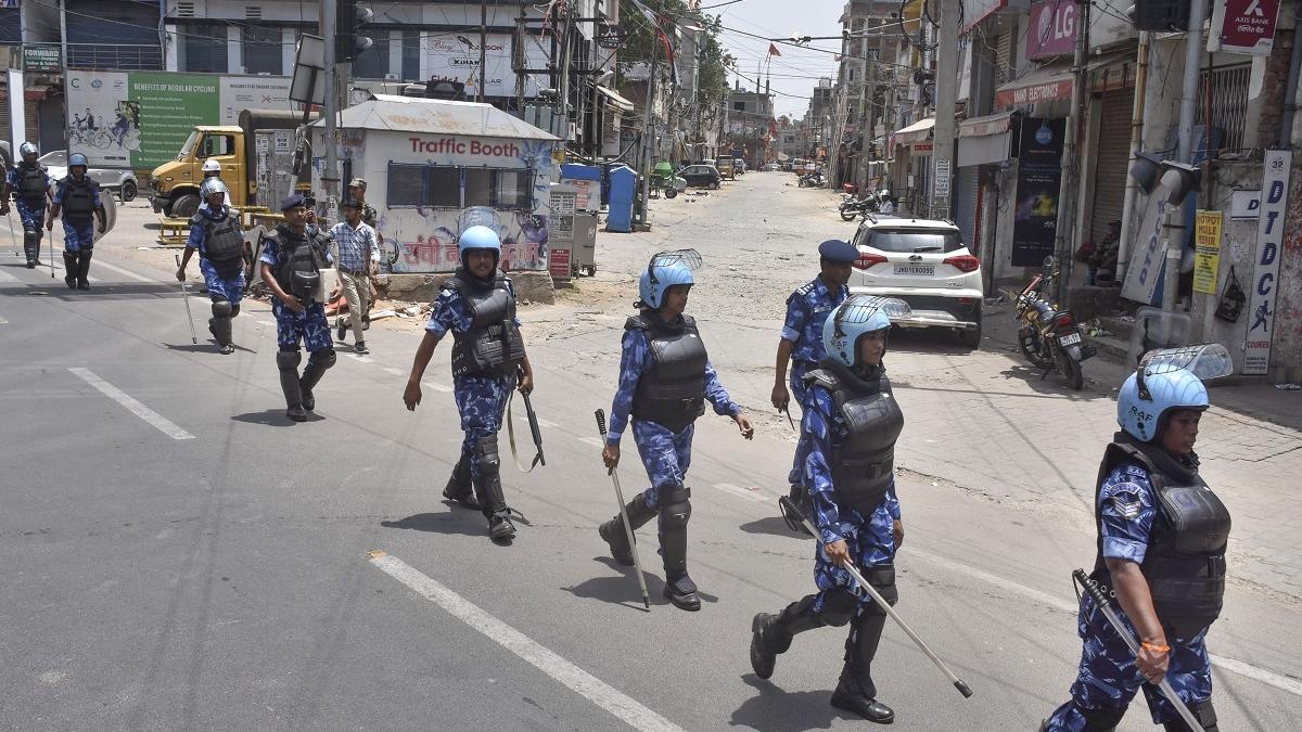 रांची में आरएएफ के जवानों ने कानून-व्यवस्था बनाए रखने के लिए फ्लैग मार्च किया. (फोटो-PTI)