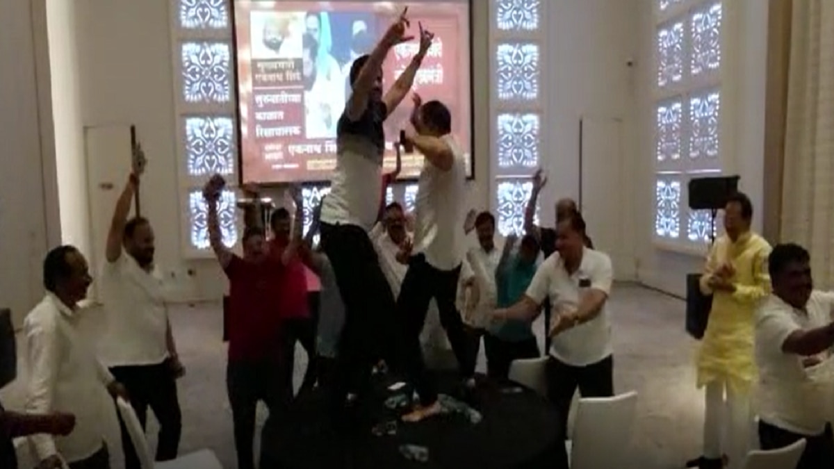 शिंदे गुट के विधायकों का डिस्को डांस