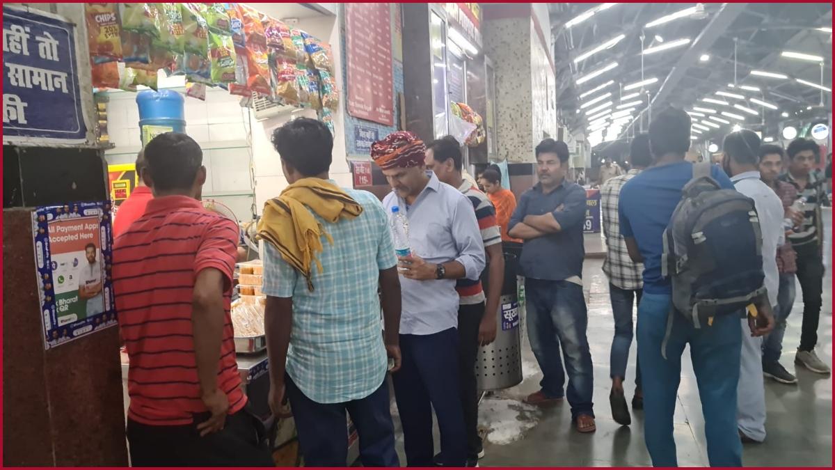 स्टॉल पर चेकिंग करते जीएम प्रमोद कुमार