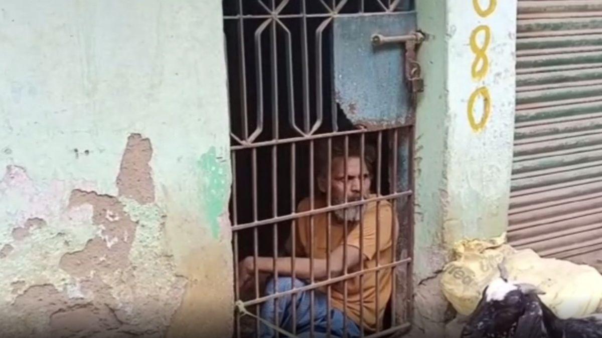 अपने घर में 30 साल से कैद में रह रहा अली हसन. (Photo: Aajtak)