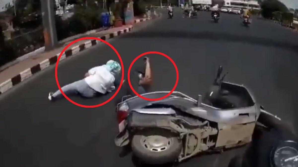 बीच सड़क पर गिर गए युवक-युवती.