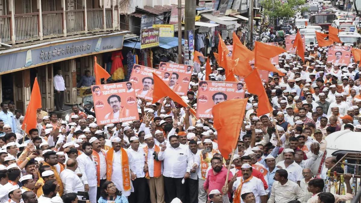 एकनाथ शिंदे के खिलाफ प्रदर्शन करते शिवसैनिक