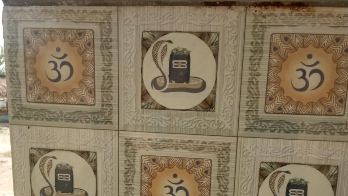 शौचालय में लगाए गए टाइल्स