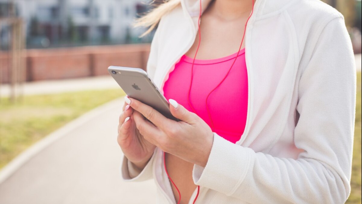 स्मार्टफोन (प्रतीकात्मक फोटो)