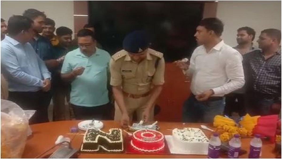 जन्मदिन पर केक काटते एडिशनल एसपी राजेश दंडोतिया.