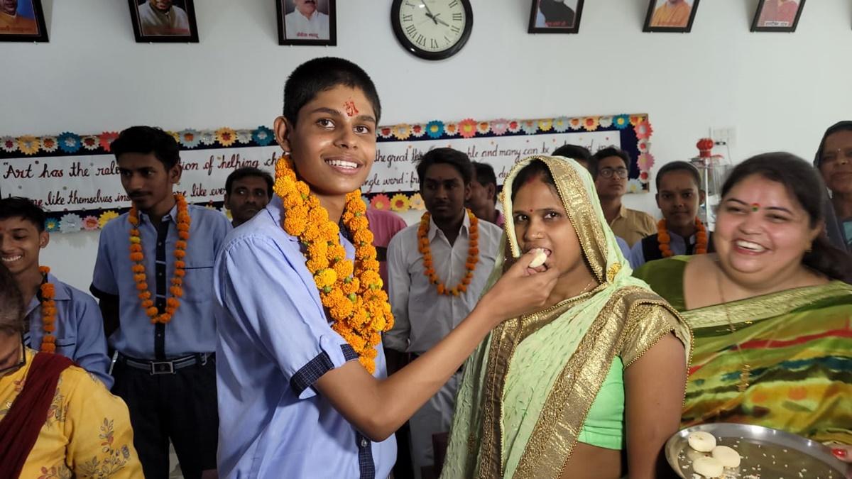 यूपी हाईस्कूल बोर्ड परीक्षा में हरदोई के अभय ने राज्य में 10वां स्थान हासिल किया.