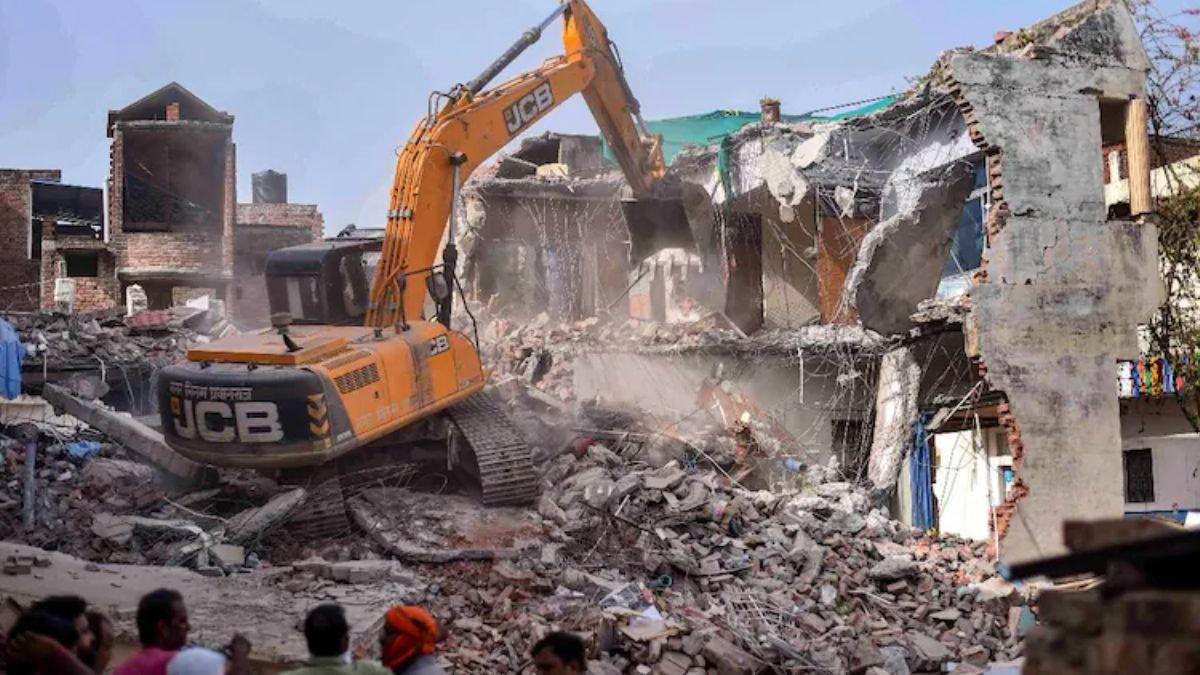 प्रयागराज में हिंसा के मास्टरमाइंड जावेद पंप के घर पर चला बुलडोजर