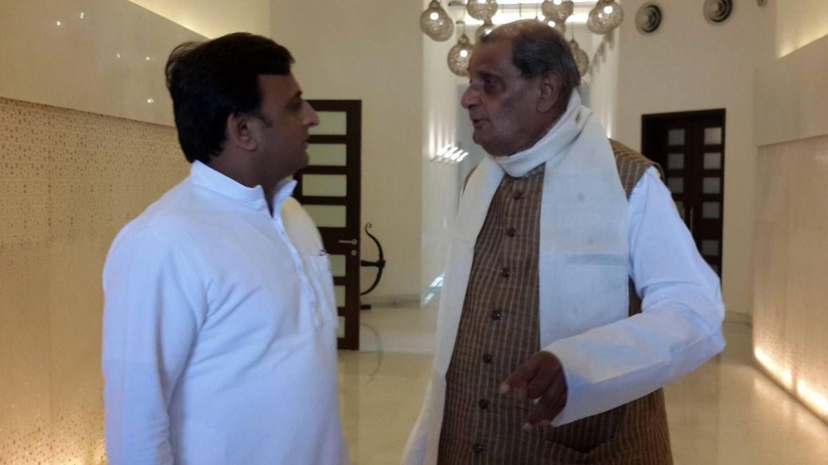 अखिलेश यादव के साथ मौजूदा राज्य सभा सांसद रेवती रमण सिंह