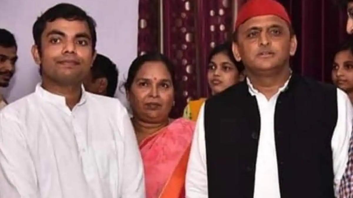 अखिलेश यादव के साथ सुशील आनंद (फाइल फोटो)