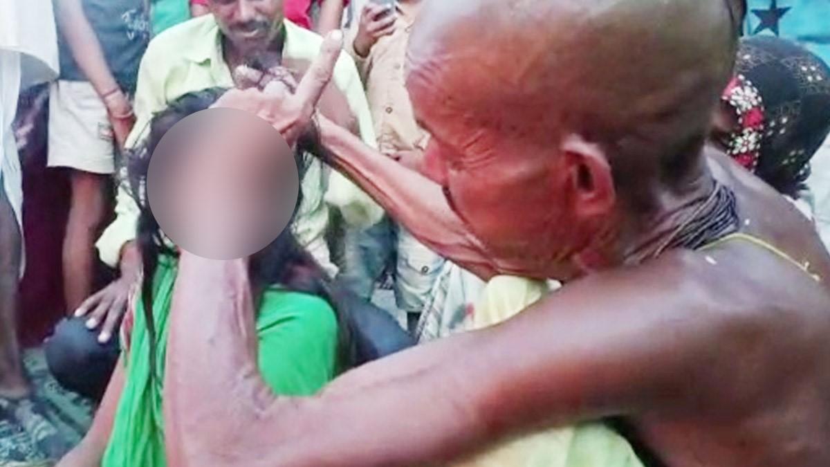 तांत्रिक ने भूत भगाने के नाम पर नाबालिग को बालों से पकड़कर खींचा (फोटो-आजतक) 