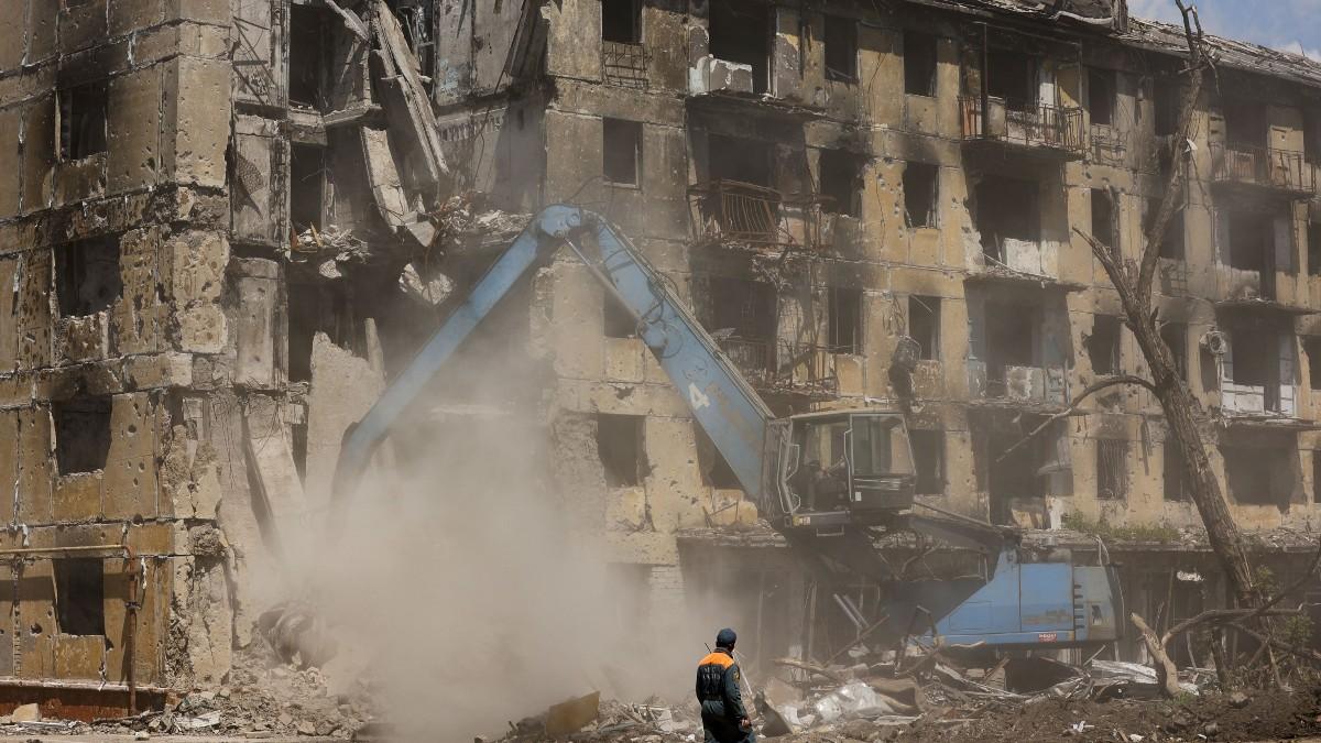 मारियूपोल में रूसी हमले से तबाह इमारत