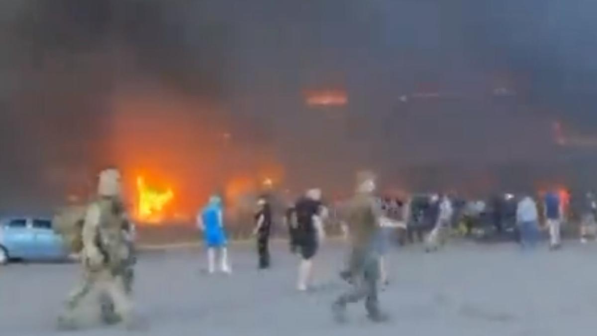 यूक्रेन के प्रधानमंत्री जेलेंस्की ने इस घटना का एक वीडियो शेयर किया है.