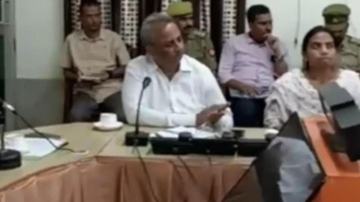 पोस्टर वायरल होने के बाद अधिकारियों ने की बैठक. 