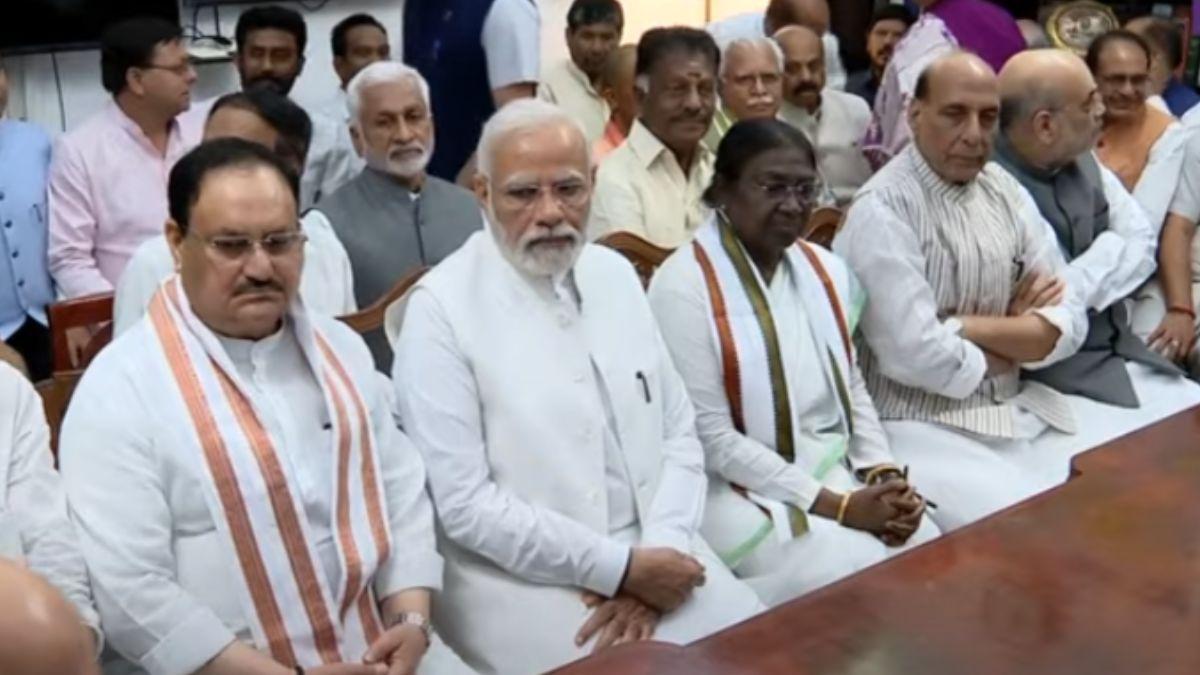 राष्ट्रपति चुनाव के लिए नामांकन दाखिल करतीं द्रौपदी मुर्मू. 