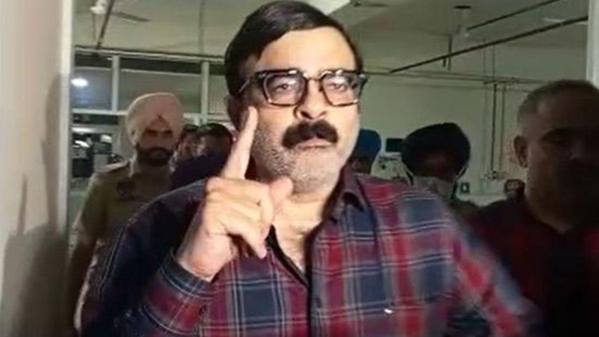 पंजाब आईएएस अफसर संजय पोपली भ्रष्टाचार के आरोपों में गिरफ्तार हुए हैं. 