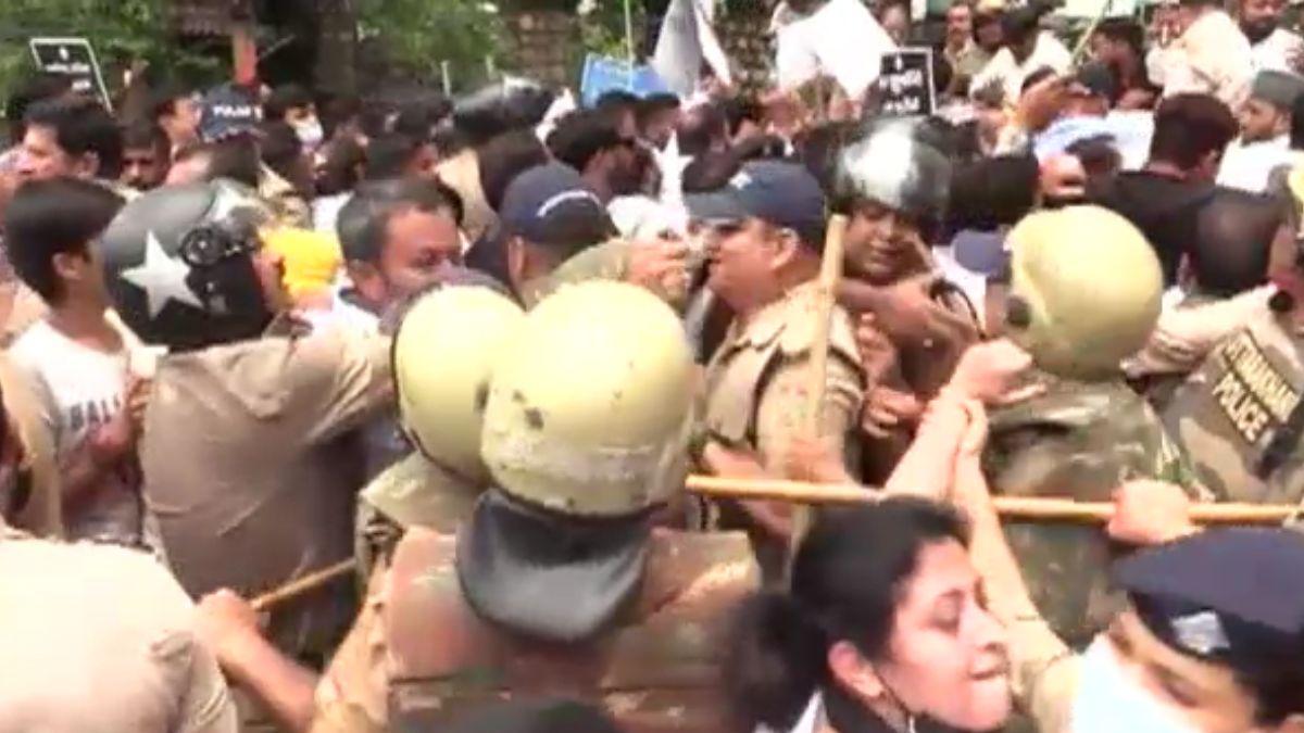 प्रदर्शन के दौरान पुलिस से हुई नोकझोंक. (Photo: Aajtak) 