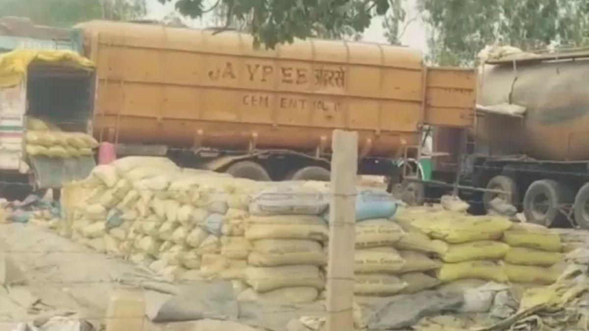 मध्य प्रदेश के रीवा में चलती मिली नकली सीमेंट की फैक्ट्री. (Photo: Aajtak)
