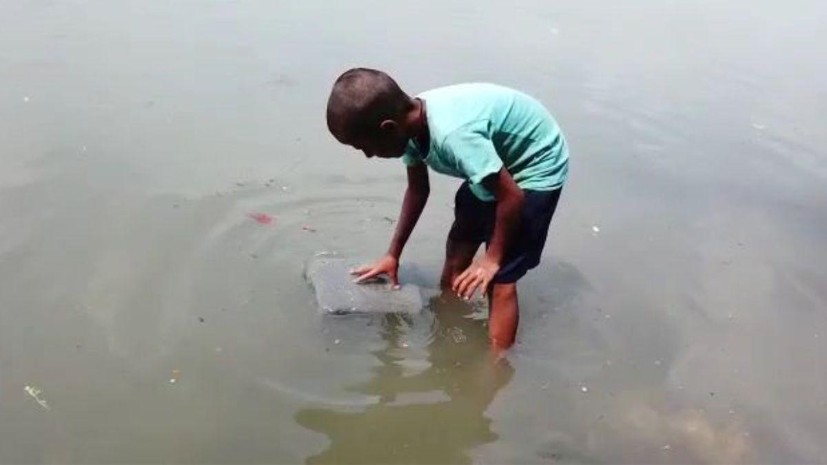 गंगा नदी में म‍िला सात क‍िलो का तैरता पत्थर. (Photo: Aajtak)