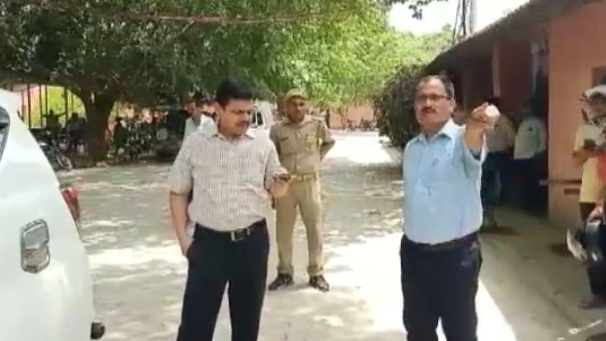 अस्पताल में निरीक्षण करने पहुंचे जिलाधिकारी. 