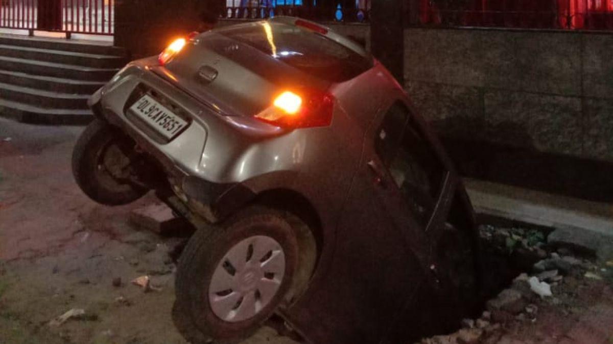 अचानक नाले में धंस गई कार, टल गया हादसा. 