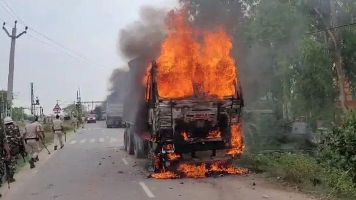 जहानाबाद में प्रदर्शनकारियों ने ट्रक को लगा दी थी आग.  