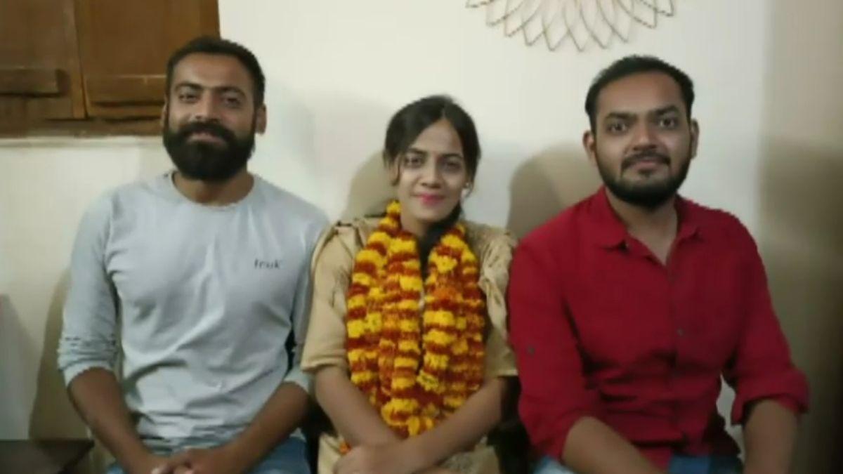 सरपंच चुनी गईं आकांक्षा. 