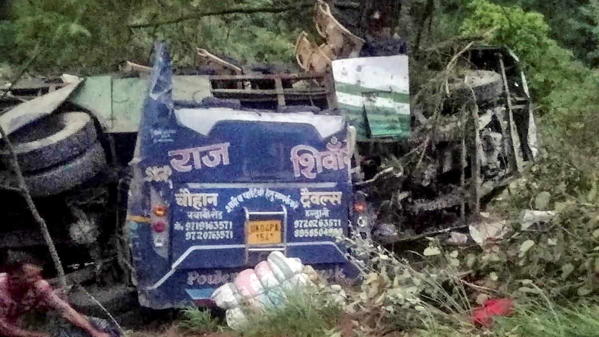 उत्तरकाशी में हादसे का शिकार हुई बस (फोटोः पीटीआई)