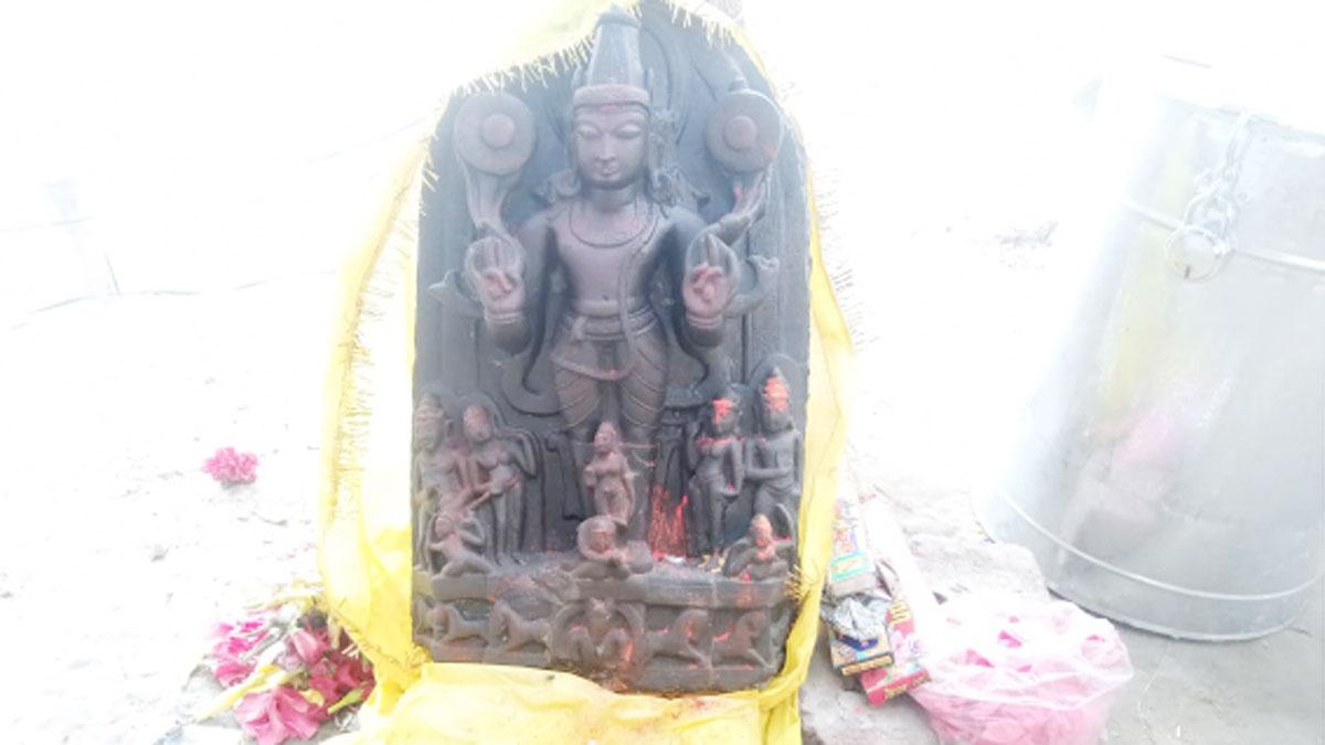 सीवान में अष्‍टधातु की भगवान विष्‍णु की प्रतिमा मिली (फोटो-आजतक)