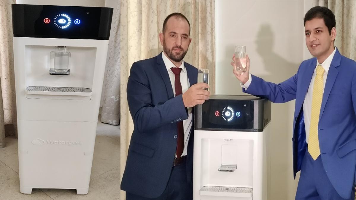 इजराइल की कंपनी वाटरजेन ने ये मशीन तैयार की है जो पर्यावरण में मौजूद हवा या फिर नमी से पानी बनाती है.
