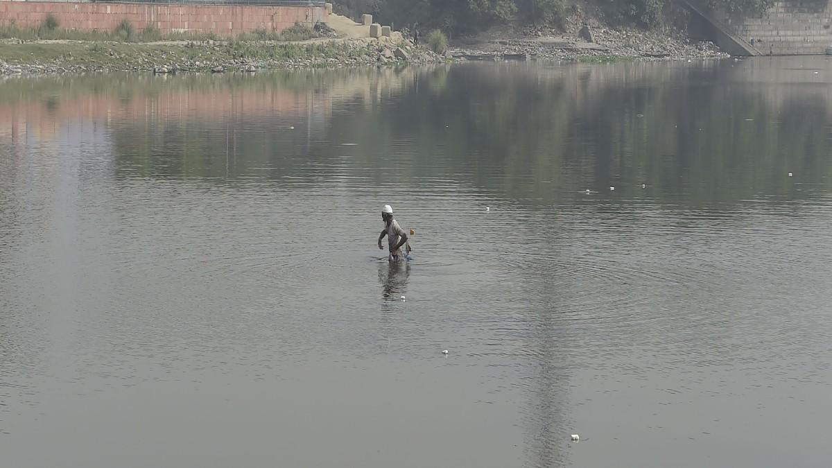 वजीराबाद में यमुना का जल स्तर हुआ कम