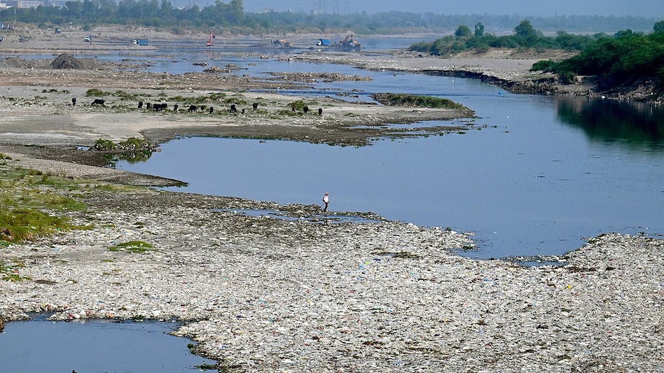 Yamuna River: 57 साल के सबसे निचले स्तर पर पानी, कहीं 'सरस्वती' न बन जाए यमुना? - delhi water crisis yamuna water level delhi jal board extinct saraswati river tstr - AajTak