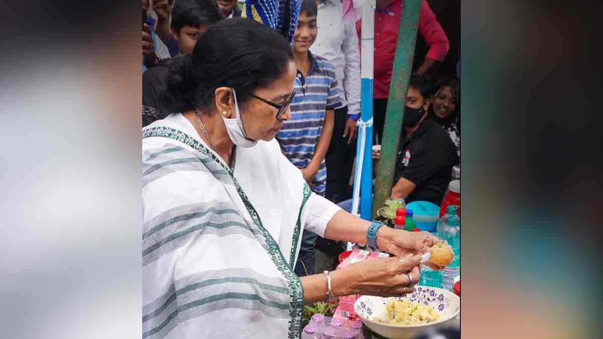 यूं ही दार्जिलिंग में फुचका-मोमो नहीं बना रहीं दीदी, गहरे हैं सियासी मायने