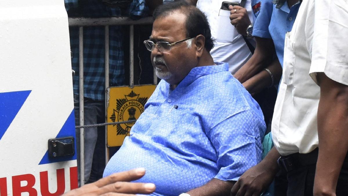 तस्वीर उस समय की है, जब पार्थ चटर्जी को कोलकाता से एयर एंबुलेंस के जरिए भुवनेश्वर एम्स ले जाया जा रहा था. (फोटो-एजेंसी)