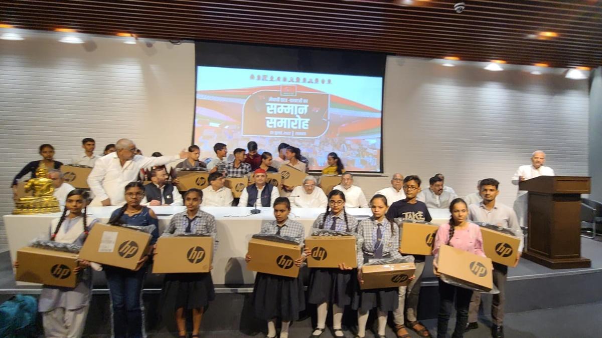 UP Board Toppers 2022 Gift: अखिलेश यादव ने जन्मदिन पर यूपी बोर्ड टॉपर्स को बांटे लैपटॉप