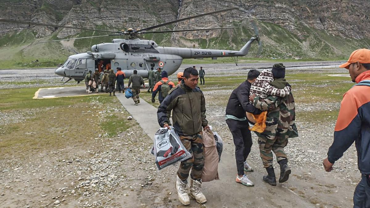 अमरनाथ यात्रा के दौरान फंसे लोगों का सेना ने हेलीकॉप्टर से रेस्क्यू किया था.