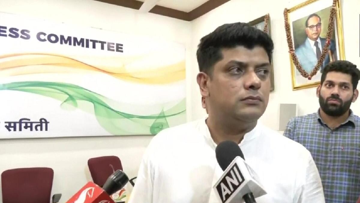 गोवा संकटः आधी रात MLA की बैठक, मुकुल वासनिक जाएंगे पणजी... एक्टिव हुई कांग्रेस - goa congress clp meeting michael lobo amit patkar mukul wasnik ntc - AajTak