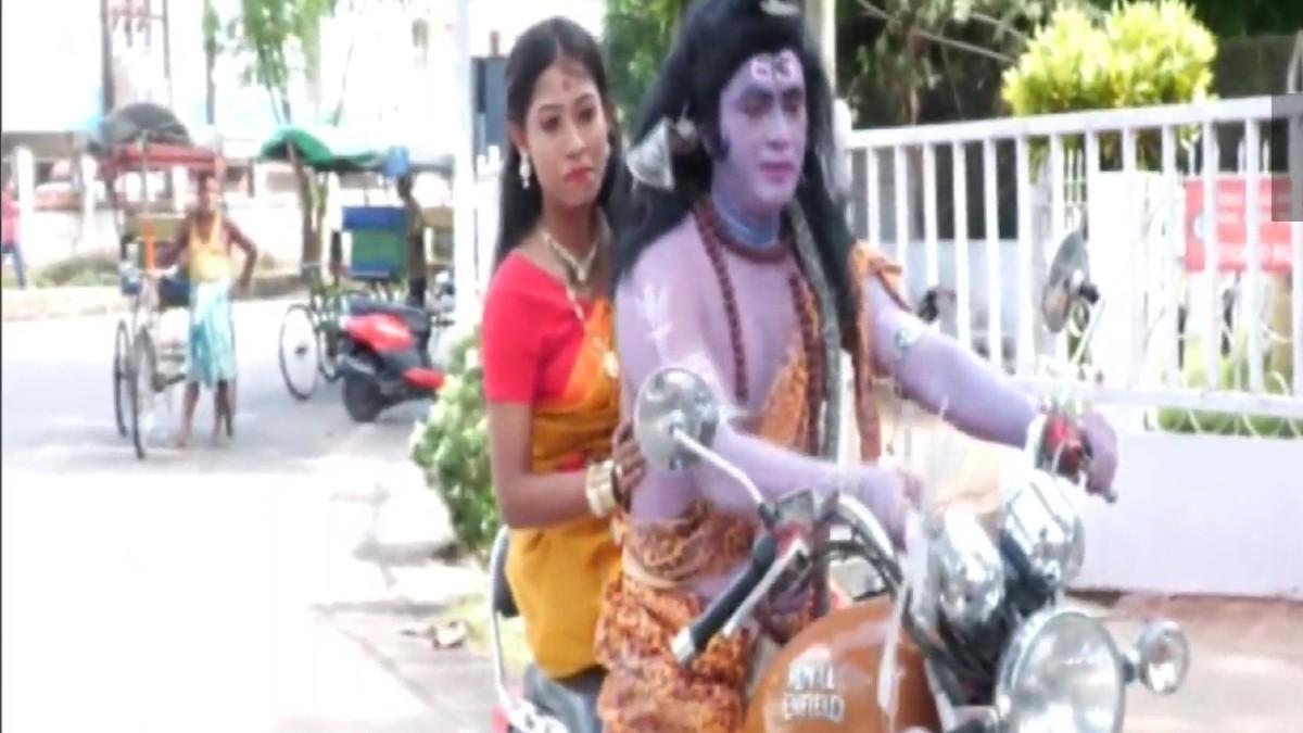 शिव-पार्वती के वेष में नुक्कड़ नाटक कर महंगाई पर कसा तंज, कलाकार पर धार्मिक भावनाएं भड़काने का केस दर्ज