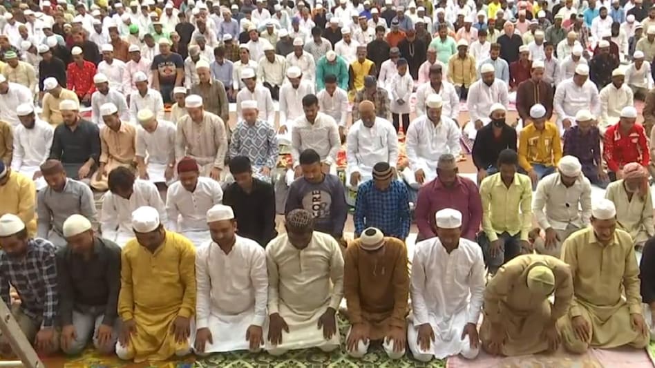 दिल्ली की जामा मस्जिद में अदा की गई बकरीद की नमाज, मांगी अमन-चैन की दुआएं - Delhi Devotees offer namaz at Jama Masjid on the occasion of EidAlAdha Bakrid ntc - AajTak