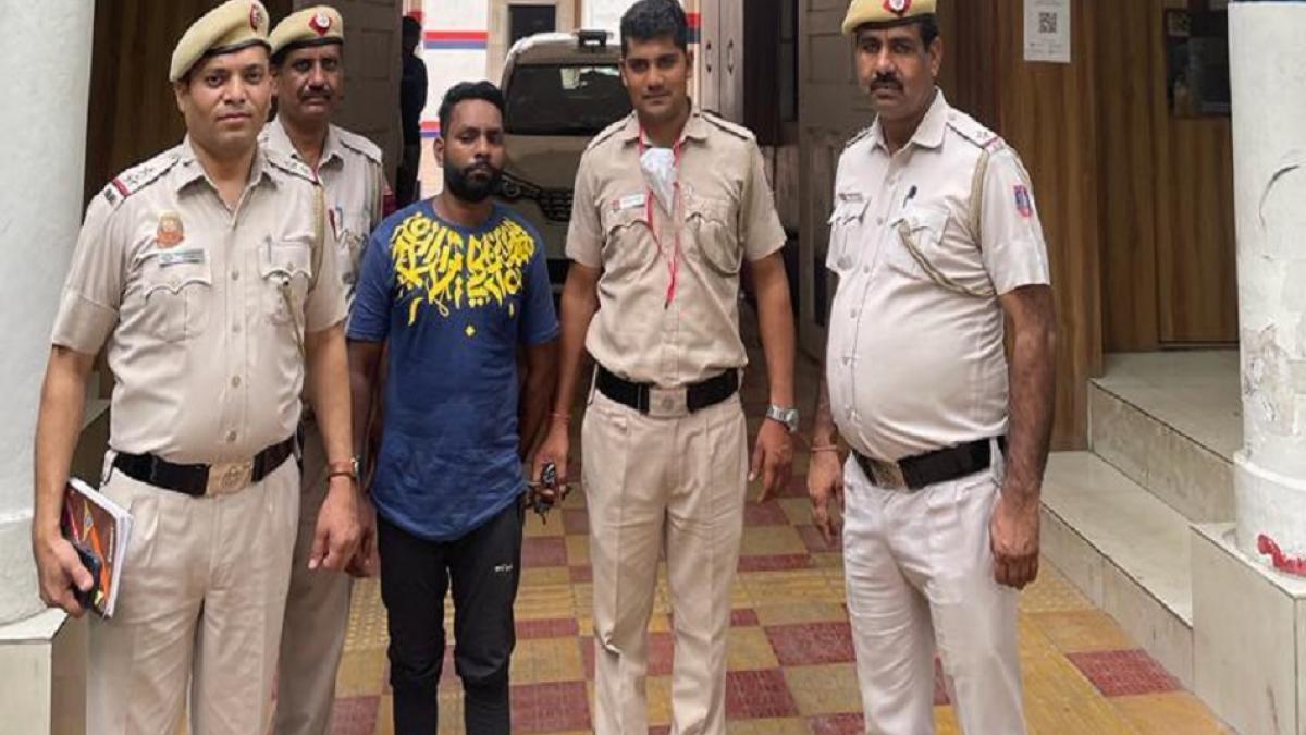 आरोपी को पुलिस ने पकड़ा