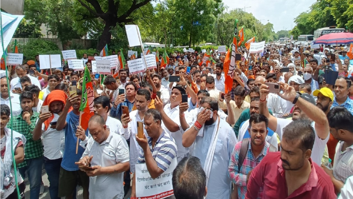 दिल्ली में बढ़ी बिजली की दरों के विरोध में CM आवास के बाहर BJP का प्रदर्शन, शुक्रवार को कांग्रेस खोलेगी मोर्चा