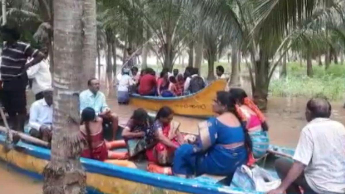 नाव पर सवार दुल्हन व उसके परिजन. (Aajtak)