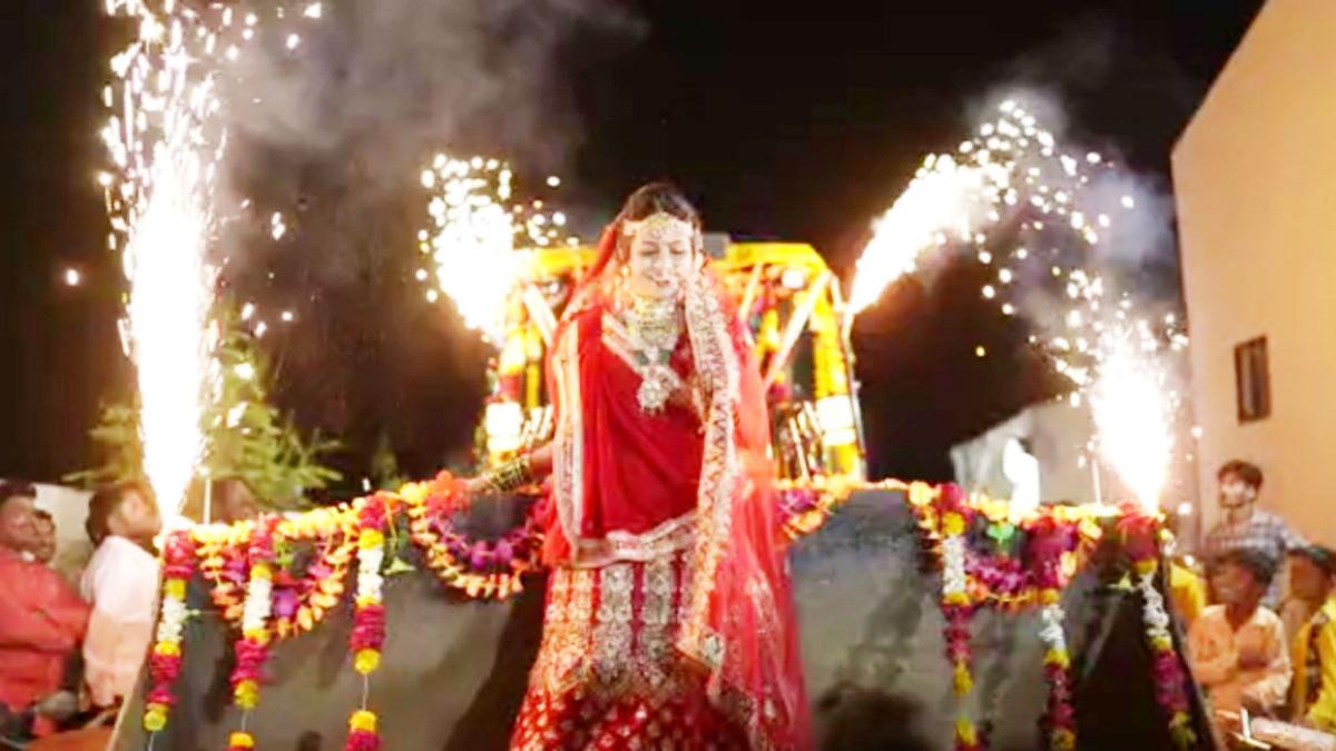 बुलडोजर पर खड़े होकर शादी के मंडप में पहुंची दुल्हन (फोटो-आजतक)