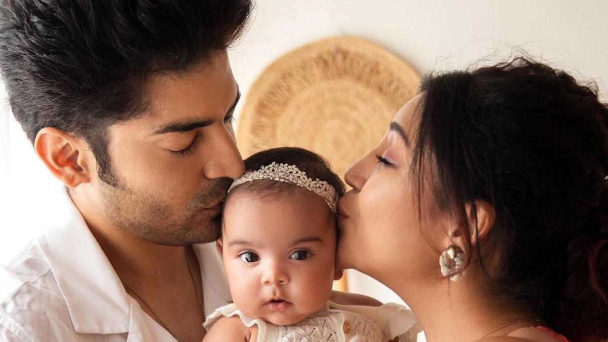 Debina Bonnerjee-Gurmeet Choudhary ने पहली बार दिखाया बेटी का चेहरा, नन्ही लियाना नजर आईं बेहद क्यूट