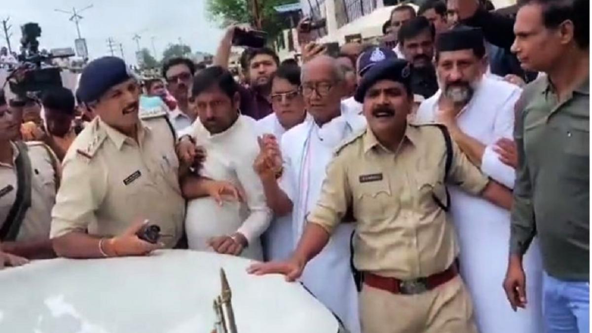 मध्य प्रदेश में कुर्सी की लड़ाई सड़क पर आई