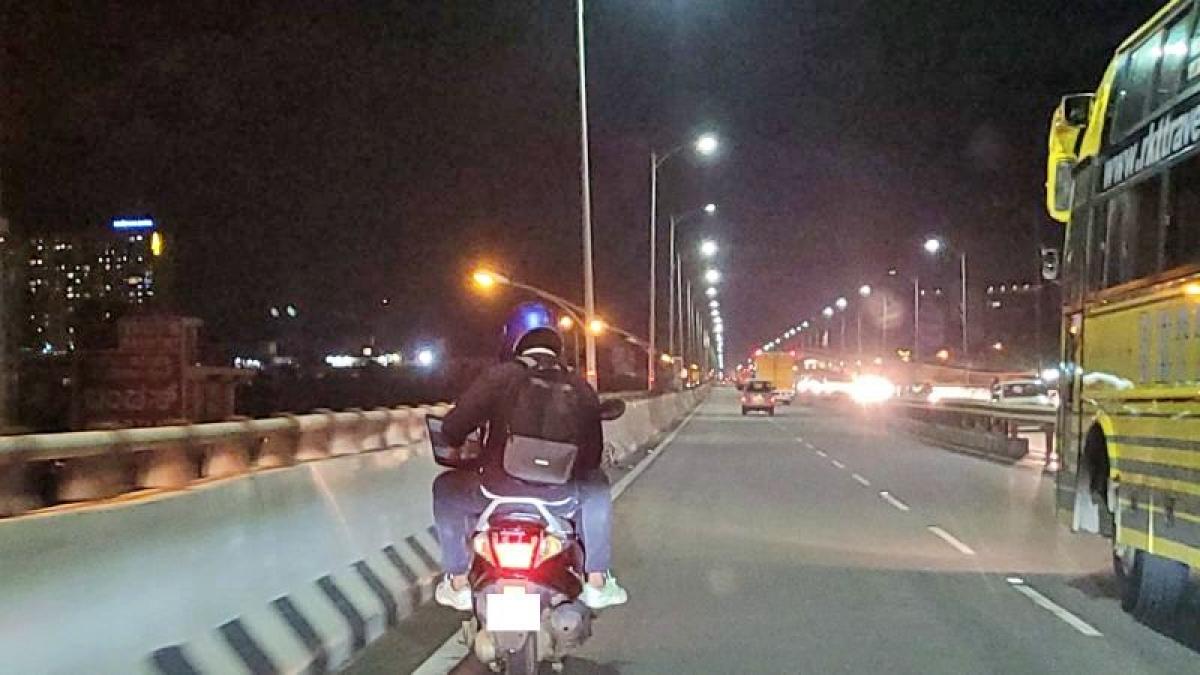 बाइक पर पीछे बैठकर लैपटॉप यूज करता शख्स (Pic: Linkedin) 