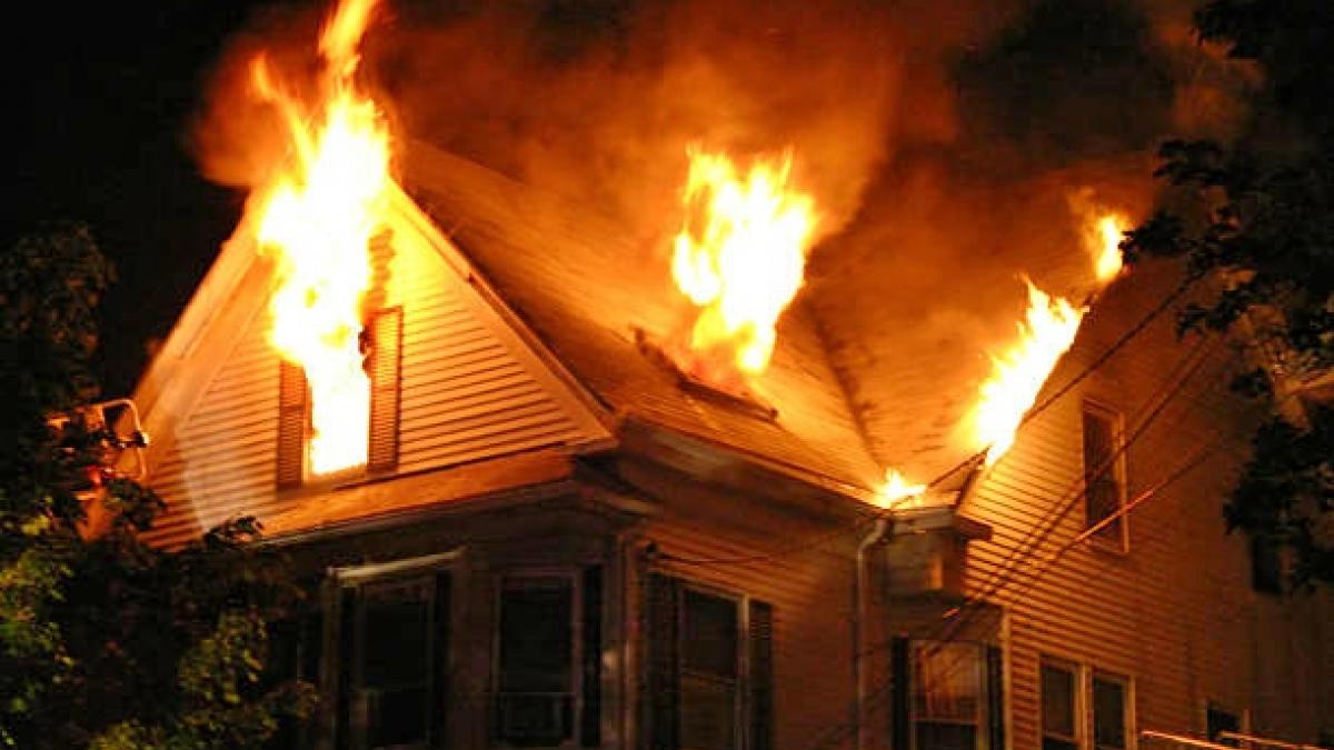 बाइक से पहुंचा बॉस के घर, आग लगाकर हो गया फुर्र! बताई अजीबोगरीब वजह