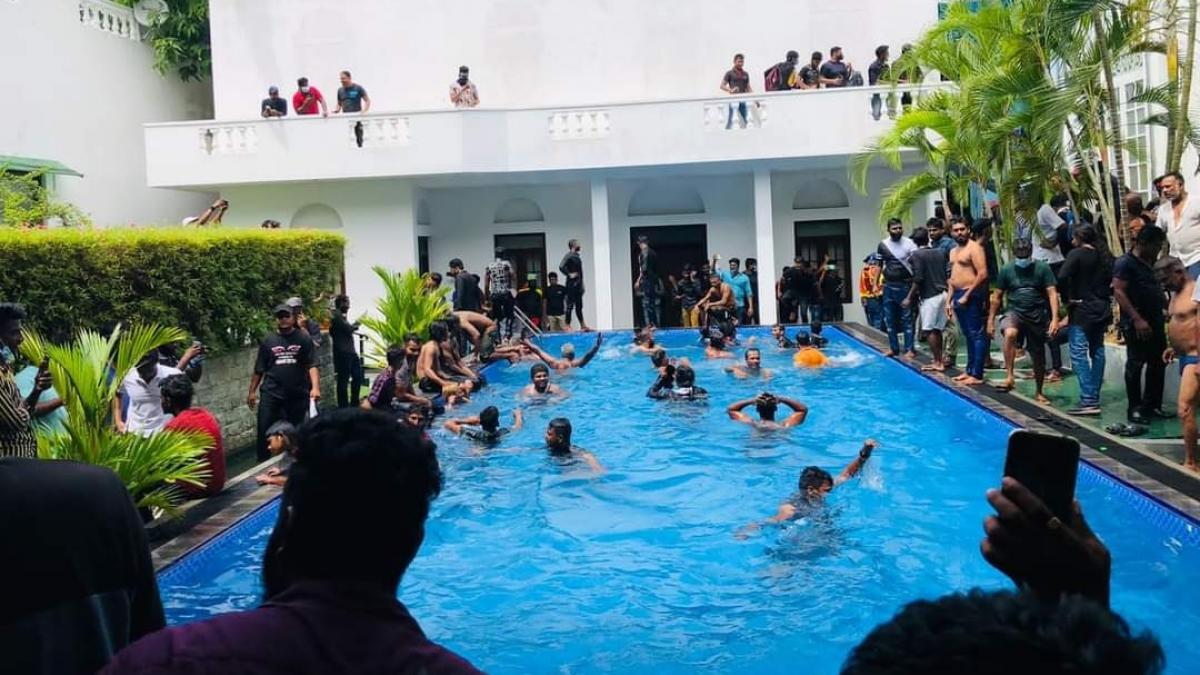 श्रीलंका के राष्ट्रपति भवन पर प्रदर्शनकारियों का कब्जा (फोटो- ट्विटर) 