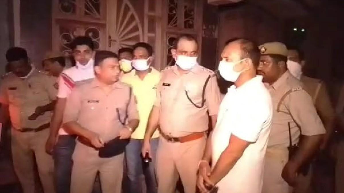 घटनास्थल पर पहुंचे पुलिस के आला अधिकारी.
