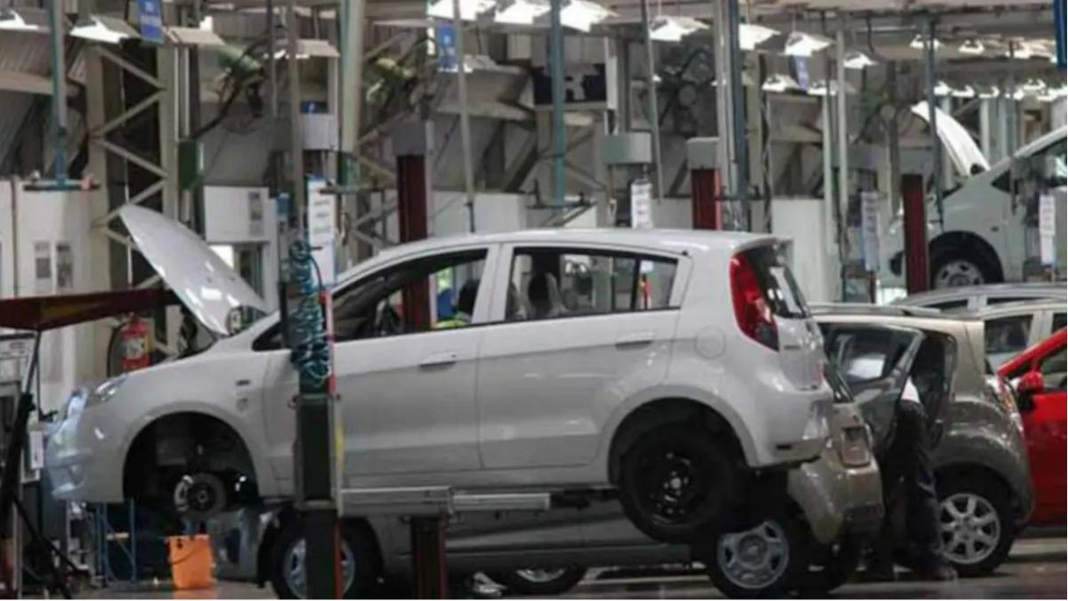 फैक्ट्री में ही खड़ी रह गई करीब 1 लाख कार, इस वजह से नहीं हो सकी डिलिवरी